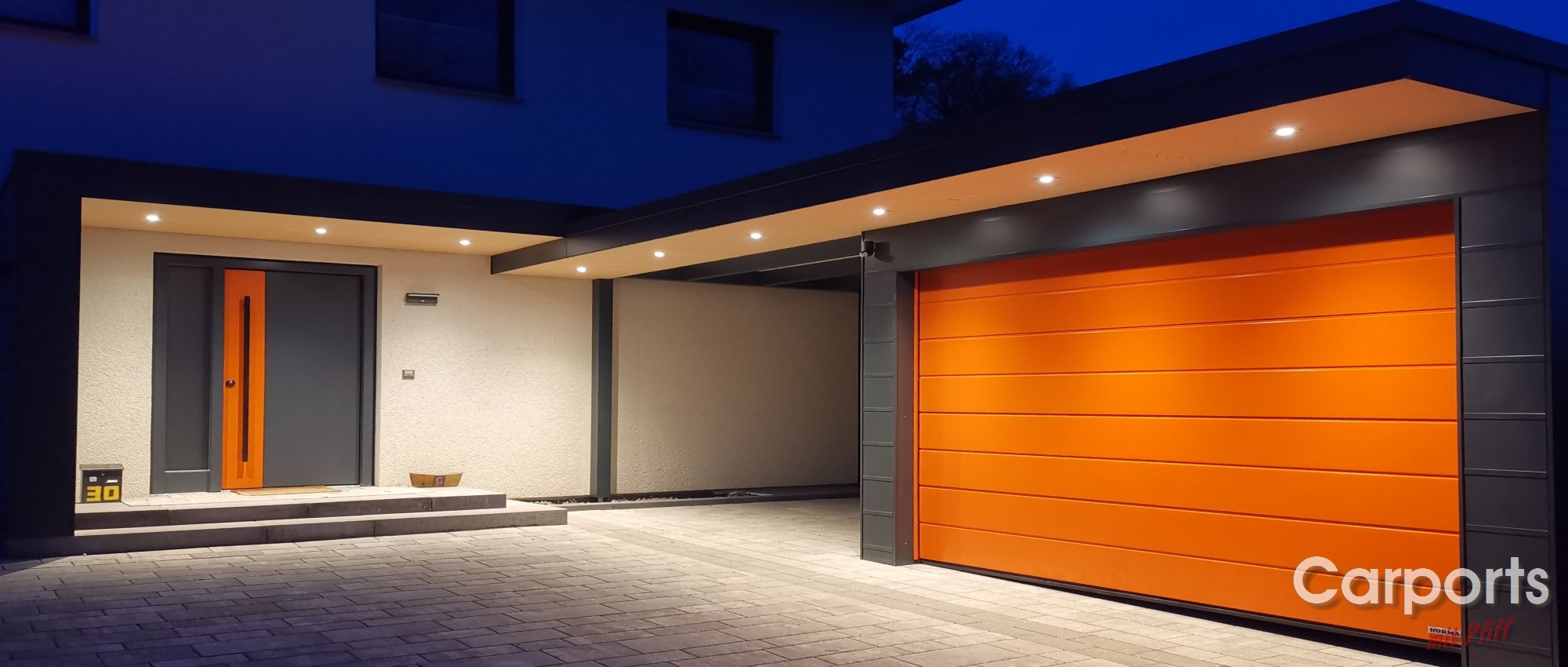 Carport HPL mit einer Haustürüberdachung und Hörmann Sektionaltor