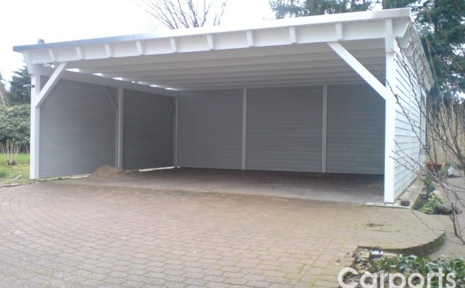 Carport Classic mit Dachüberstand und verkleideten Wände